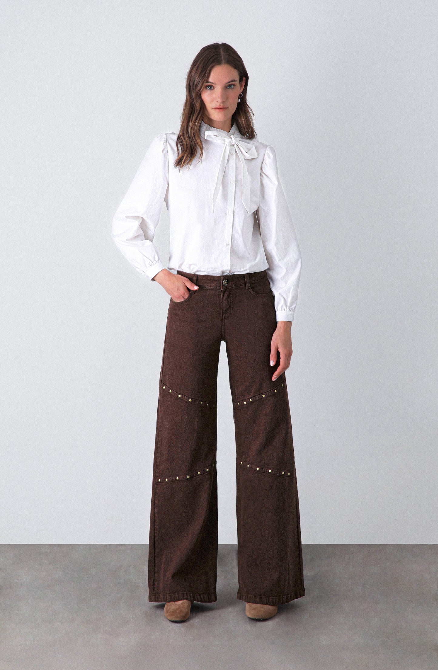 Pantalón Corte Tachas Brown