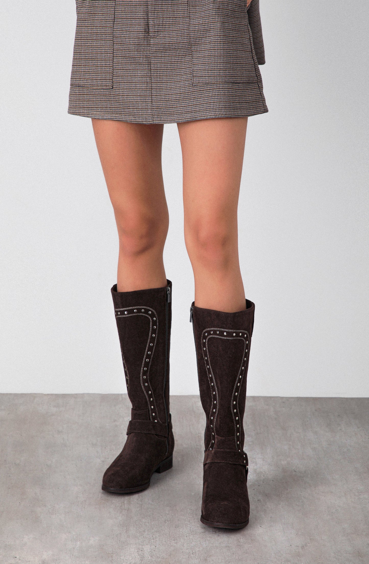 Bota Alta Tachas Brown