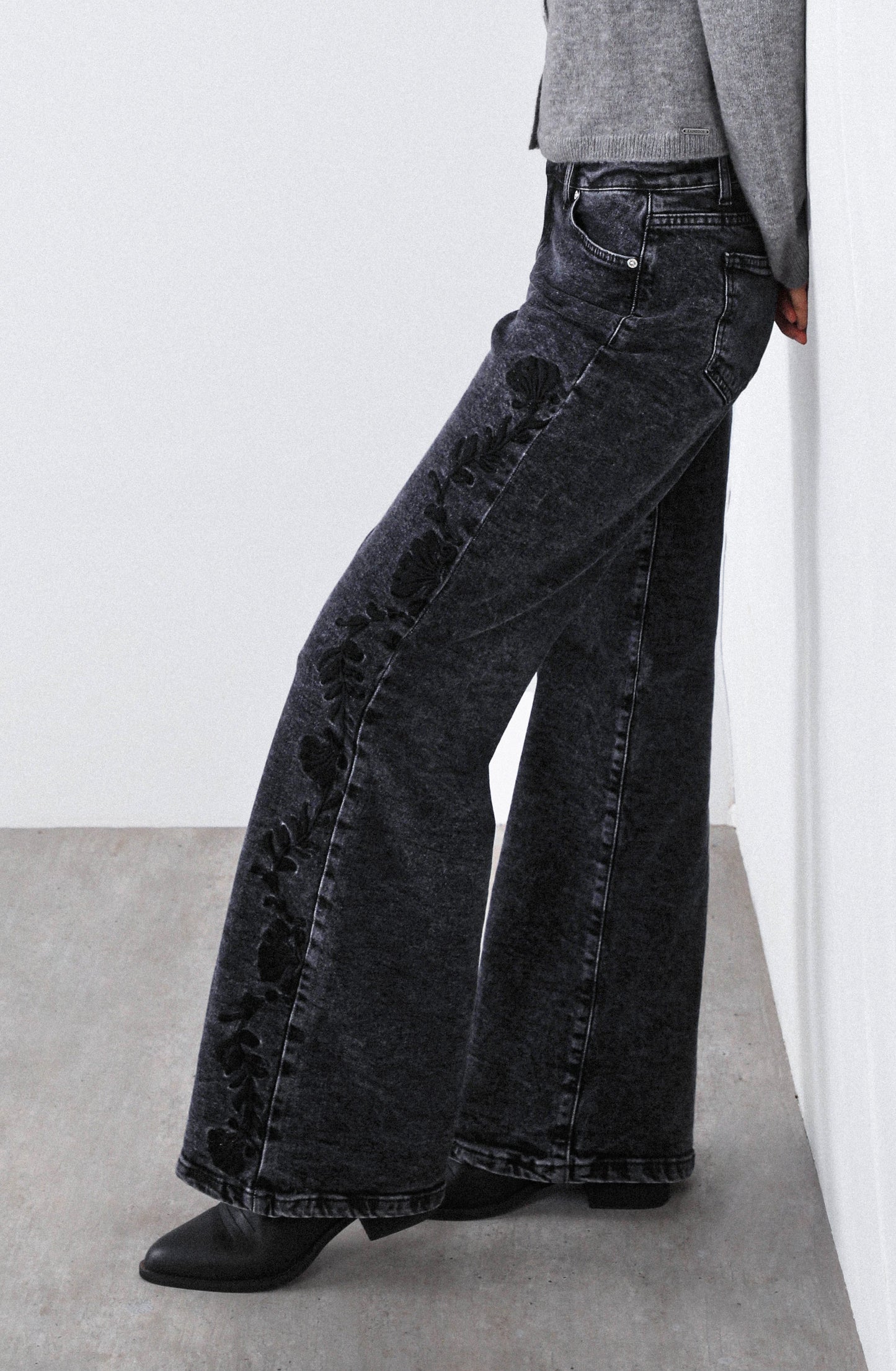 Pantalón Bordado Floral Grey
